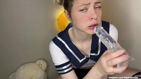 HOT TEEN  PLAYS WITH HER ANAL PLUG